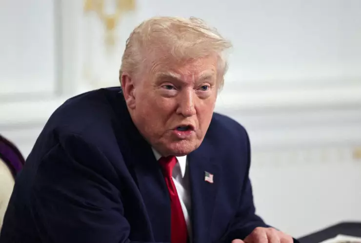 El presidente de Estados Unidos, Donald Trump, habla con miembros de los medios de comunicación después de una llamada con miembros del servicio militar, en Acción de Gracias, en Palm Beach, Florida, EE. UU., el 27 de noviembre de 2025