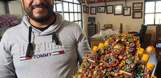 Martín Díaz Manjarrez es un alfarero de Metepec, Edomex. Con barro y sus manos crea Árboles de vida que tienen su origen en la evangelización de los pueblos indígenas.