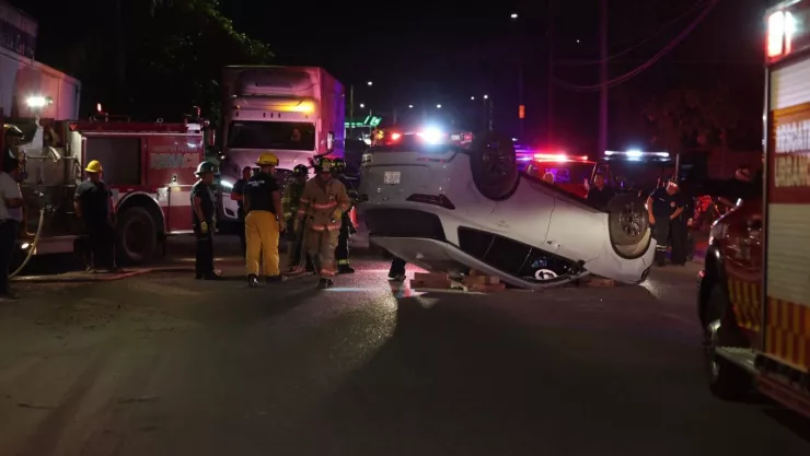 FOTOS: Conductor se queda dormido y termina volcado en Puerto Vallarta; así fue como ocurrió