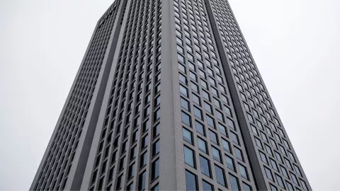 ¿Cuál es la altura del edificio de donde saltó un hombre en paracaídas en Guadalajara