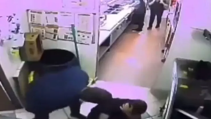 Quién es el hombre que golpea a empleado en restaurante de San Luis Potosí