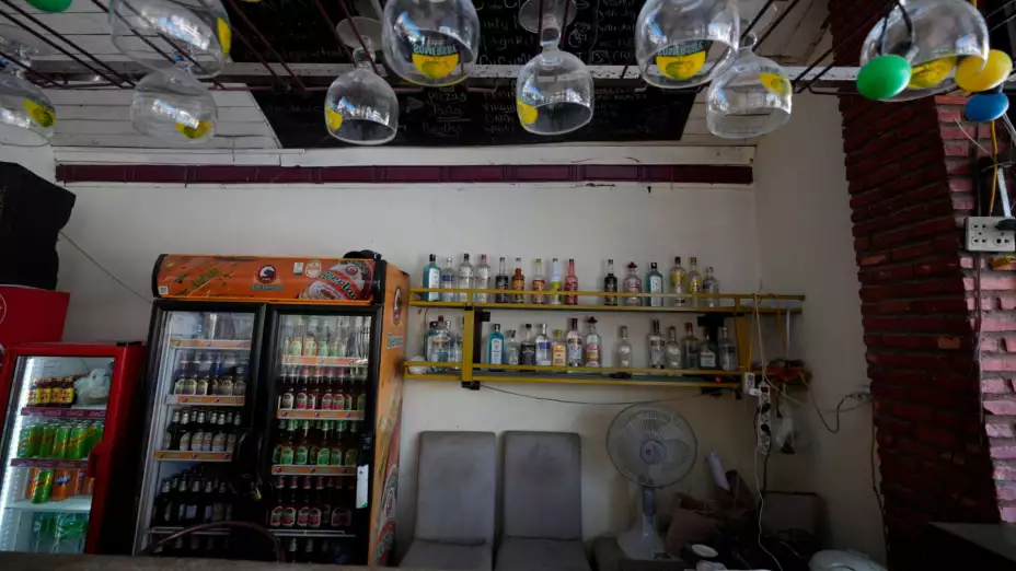 Bar del hostal Nana Backpackers en Vang Vieng, Laos.