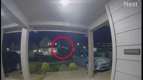 Camioneta fuera de control, vuela y se impacta contra una casa en Oregon (VIDEO)