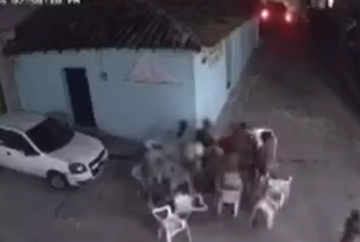 Camioneta sin gasolina pendiente