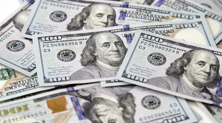 Pila de billetes de 100 dólares