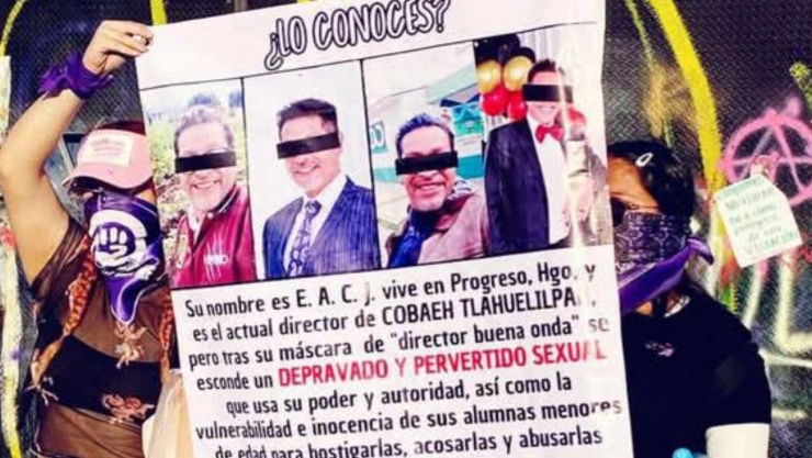 Mujeres levantan pancarta denunciando al exdirector del colegio de Bachilleres en Tlahuelilpan, Hidalgo