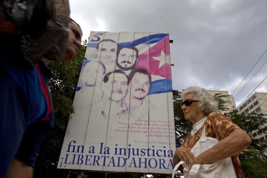 Un cartel muestra los retratos de Los Cinco en La Habana, Cuba
