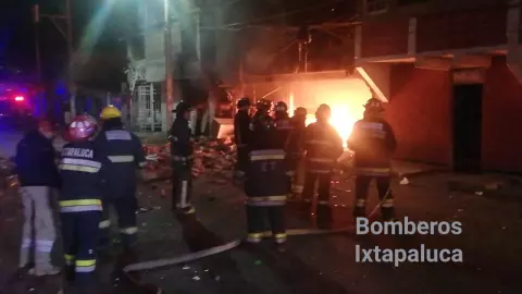 Al lugar arribaron bomberos y personal de Protección Civil de Ixtapaluca y al llegar encontraron en una de las viviendas muros derribados y unas 50 personas en la calle que al escuchar la fuerte explosión de gas salieron del inmueble.
