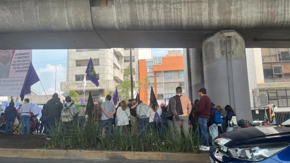 Personas afuera de la CNDH en Periférico Sur y Luis Cabrera, 7 de julio de 2024.