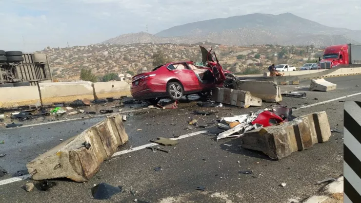Fuerte accidente sobre la carretera Tijuana-Tecate hoy sábado.