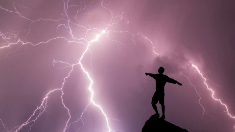 Un hombre perdió al vida en Rusia luego de que le cayera un rayo en la cabeza; estas son las impactantes imágenes.