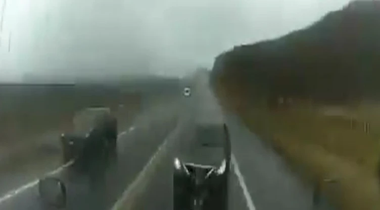 Revelan-video-de-trágico-accidente-en-carretera-de-Coahuila_-Familia-muere-tras-invadir-carril-y-cho.webp