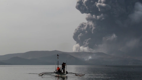 Mantienen nivel de alerta 4 en Filipinas por volcán Taal