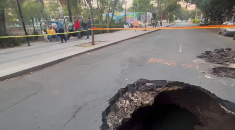 Surge enorme socavón frente al Jardín Pushkin: Pánico en la colonia Roma, CDMX