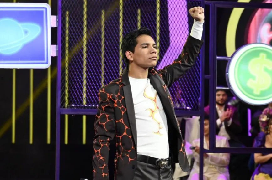 Brandon dejó a todos con la boca abierta al cantar “Ella baila sola” de Peso Pluma. Sin embargo, los críticos notaron que era más su energía que sus ganas de entonar bien la canción, por lo que pidieron a los maestros de La Academia 2024, buscar una canción que se adecuara más a él.