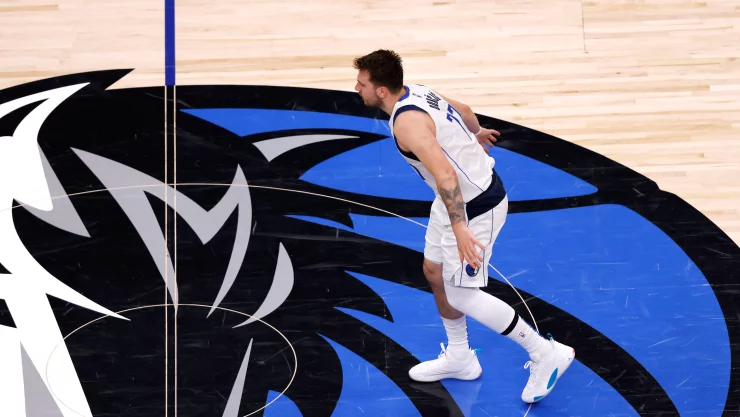 Doncic con Maverick Dallas en finales del Oeste de la NBA