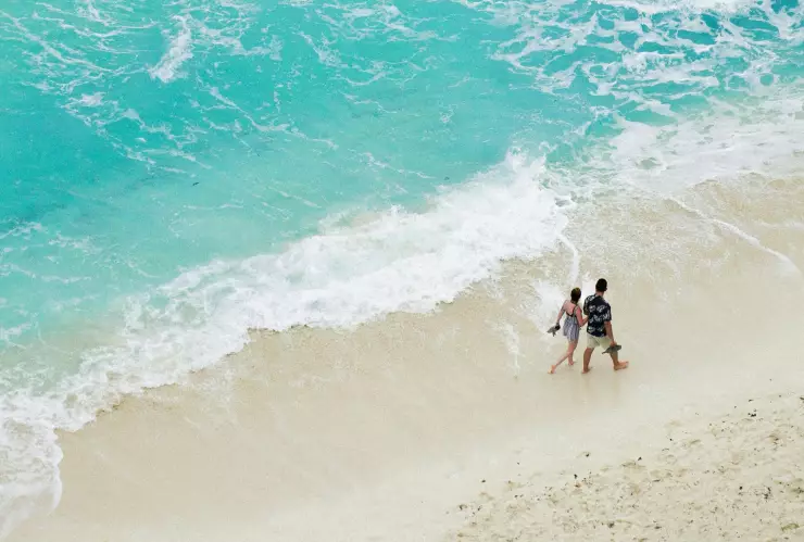 Playas sin sargazo en Quintana Roo: Ideales para familias en vacaciones; según red de monitoreo. En la imagen se observan unos turistas que disfrutan de las playas de Cancún en México.