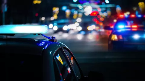 Dos carros de policía local.