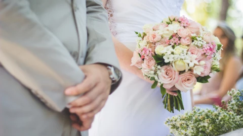 Novio es amamantado por su mama