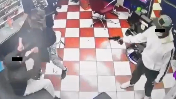 Mujer se defiende de asalto en estética en San Miguel Ajusco, Tlalpan, y enfrenta a ladrones.