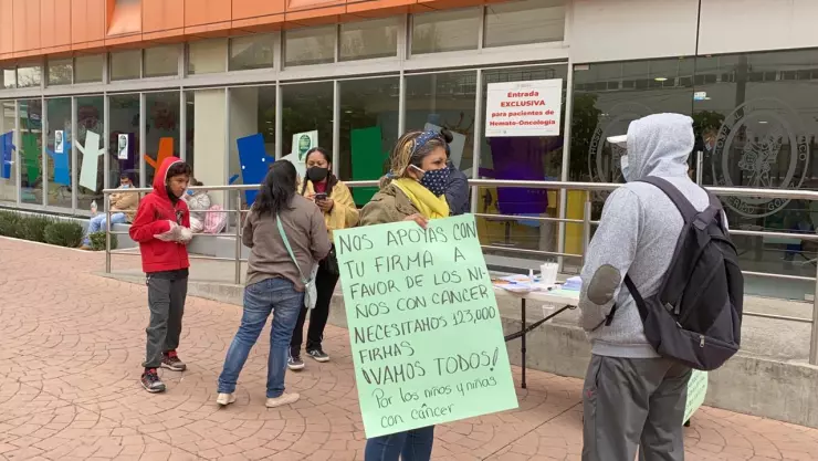 Padres de niños con cáncer recolectan firmas medicamentos cáncer