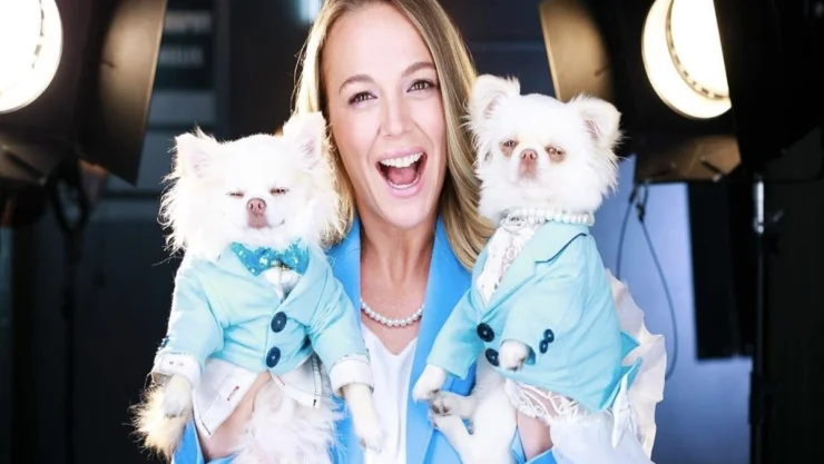 Mujer no sale sin permiso de sus perros