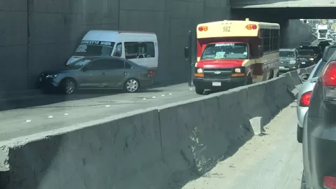 Tráfico pesado en 5 y 10 tras choque por llantera: taxista involucrado
