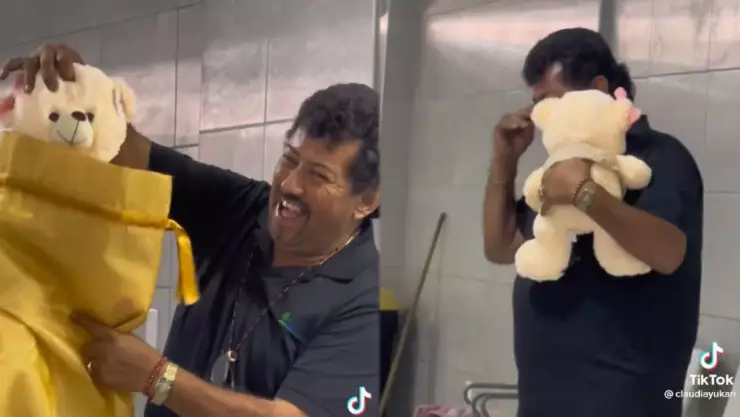 Hombre llora al recibir oso con voz de su esposa fallecida.jpg