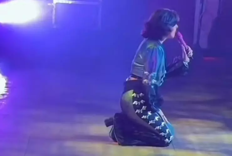 Live de Pepe Aguilar, graba a Ángela Aguilar de forma inapropiada.png