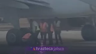 Revelan VIDEO del momento en el que un sujeto intentó meterse en el tren de aterrizaje de un avión en el Aeropuerto de Guadalajara