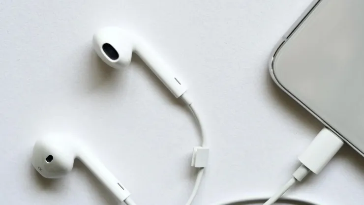 ¿Cuál es el volumen adecuado para escuchar música con audífonos?