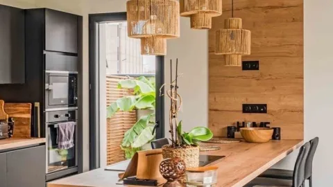 4 diseños de una cocina con lámparas colgantes que se ven modernas y hermosas