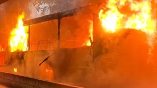 ¡Alerta, en llamas! FUERTE INCENDIO calcina unidad de transporte público en Avenida Hidalgo, hoy 27 de noviembre Esto sabemos.jpg