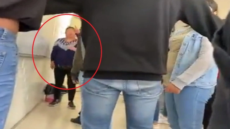 madre de familia golpea a maestra