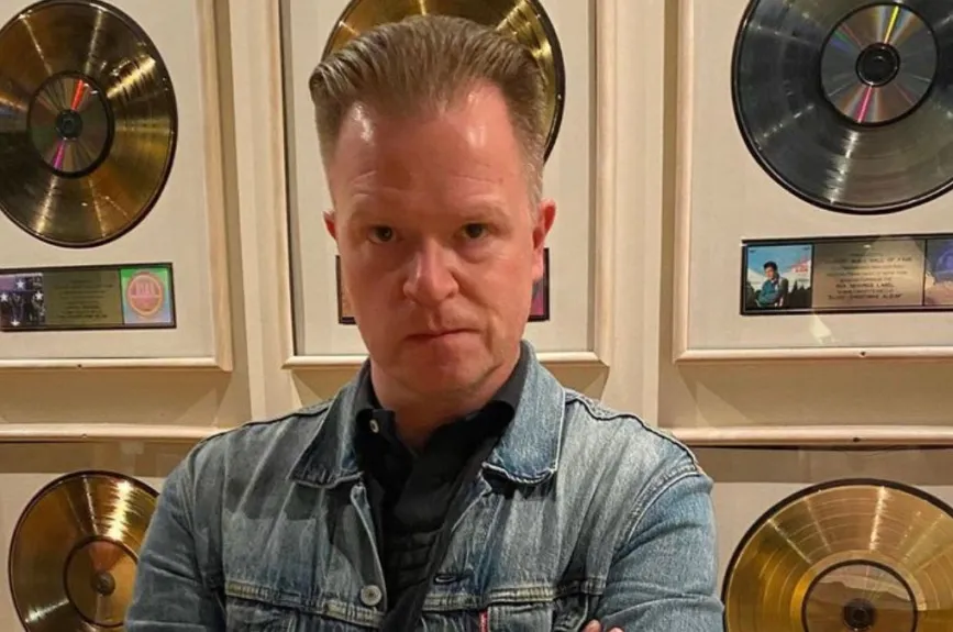 Gavito y sus discos.jpg