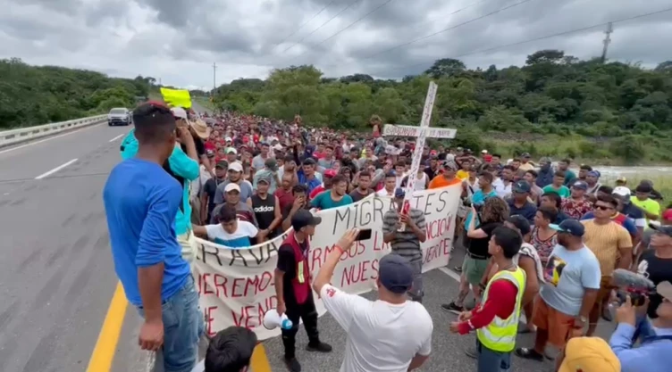 Caravana migrante protesta en Chiapas; exigen permiso para transitar por México