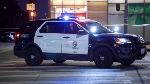 La policía de Los Ángeles ofrece recompensa de 50,000 dólares por esta información.