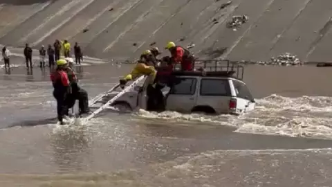 VIDEO Rescatan a hombre que cayó en la canalización del Río Alamar