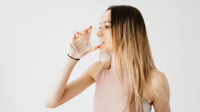 Que pasa si tomas demasiada agua en un dia Que pasa si tomas demasiada agua en un dia