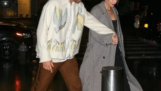 Captan a Taylor Swift y Travis Kelce tomados de la mano en Nueva York; estuvieron en el programa SNL