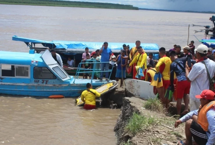 Embarcaciones hundidas en Perú por un deslizamiento de tierra en el Amazonas.jpg