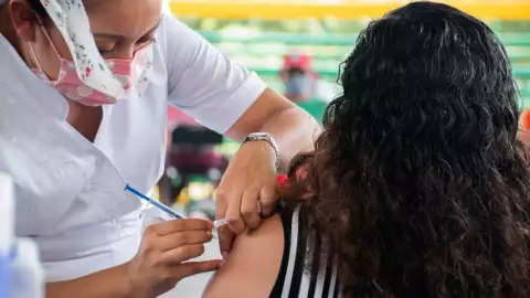 Anuncian vacunación contra el Covid-19 en Cancún para todas las edades