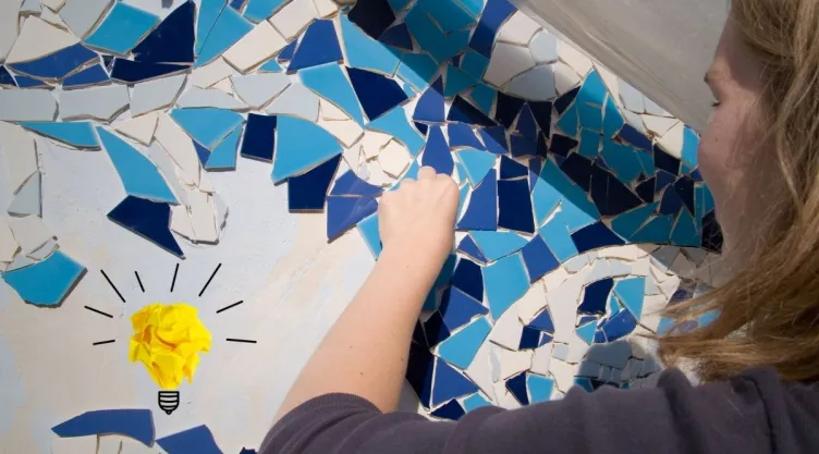 3 ideas para decorar tu jardín usando mosaicos de azulejos viejos, según la IA.jpg