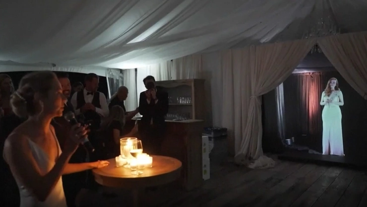 Como holograma, así aparece dama de honor en la boda de su mejor amiga.jpg