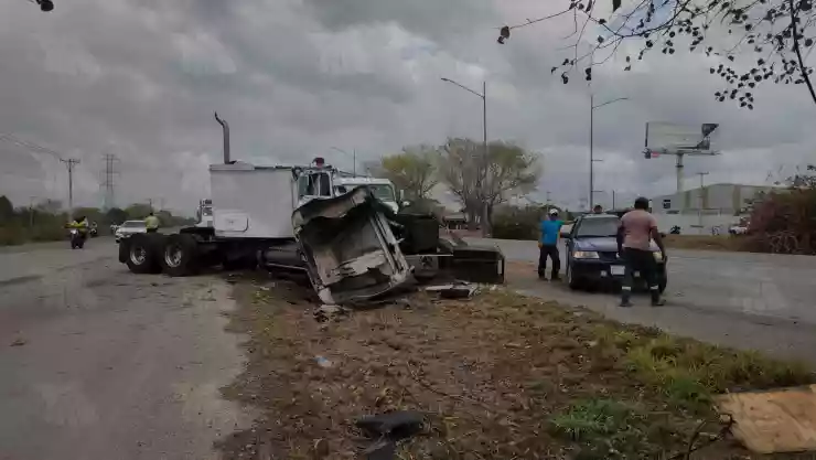 Último momento_ Fuerte accidente en el periférico de Mérida deja un milagro en la carretera