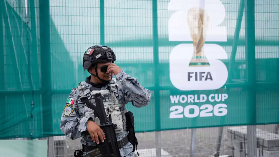 Un oficial de la Guardia Nacional vigila un estadio en Guadalajara.