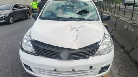 Conductor sufrió cristalazo y accidente sobre la carretera Puebla-Córdoba hoy; impactó contra sujeto