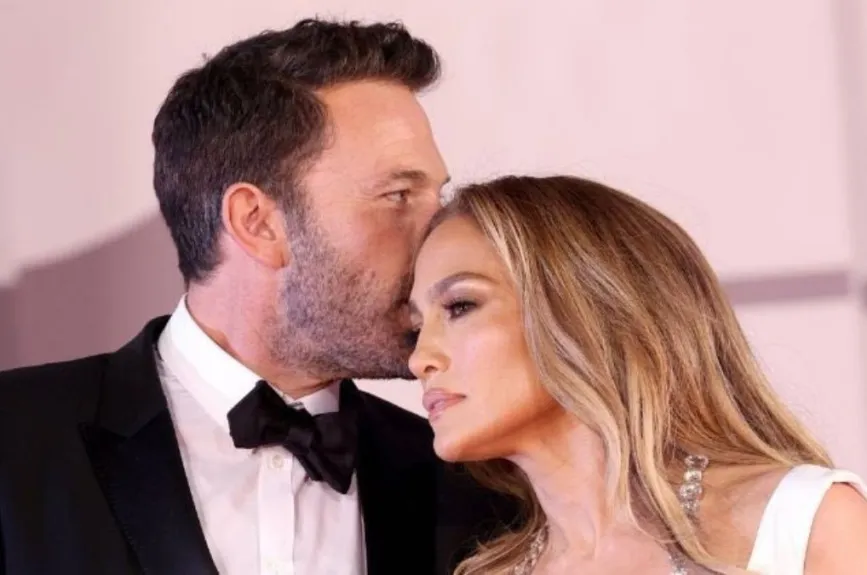 JLO y Ben secreteándose.jpg