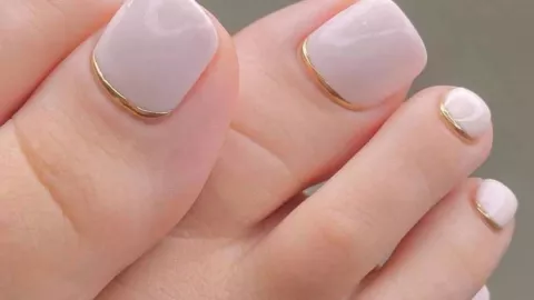 9 diseños de uñas blancas con dorado que puedes usar en los pies para lucir en natación