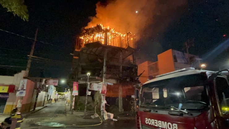 ¡Llamas en Iztacalco! Bomberos combaten feroz incendio en edificio de La Viga